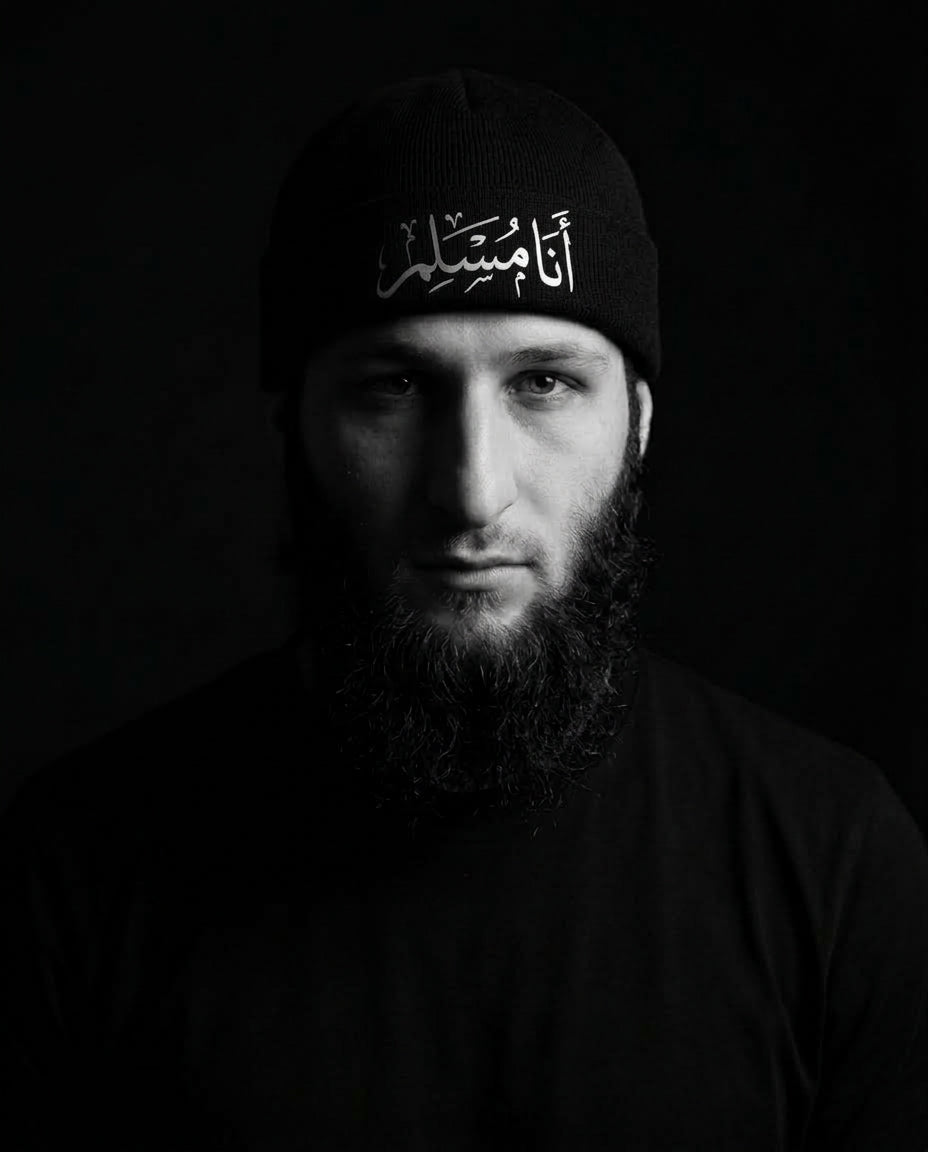 Bonnet noir Ana Muslim porté
